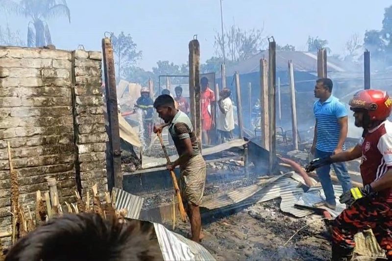 ঈশ্বরদীতে অগ্নিকাণ্ডে প্রাণ গেল গৃহবধূর; চারটি বসতঘর ও ১২টি ছাগল পুড়ে ছাই